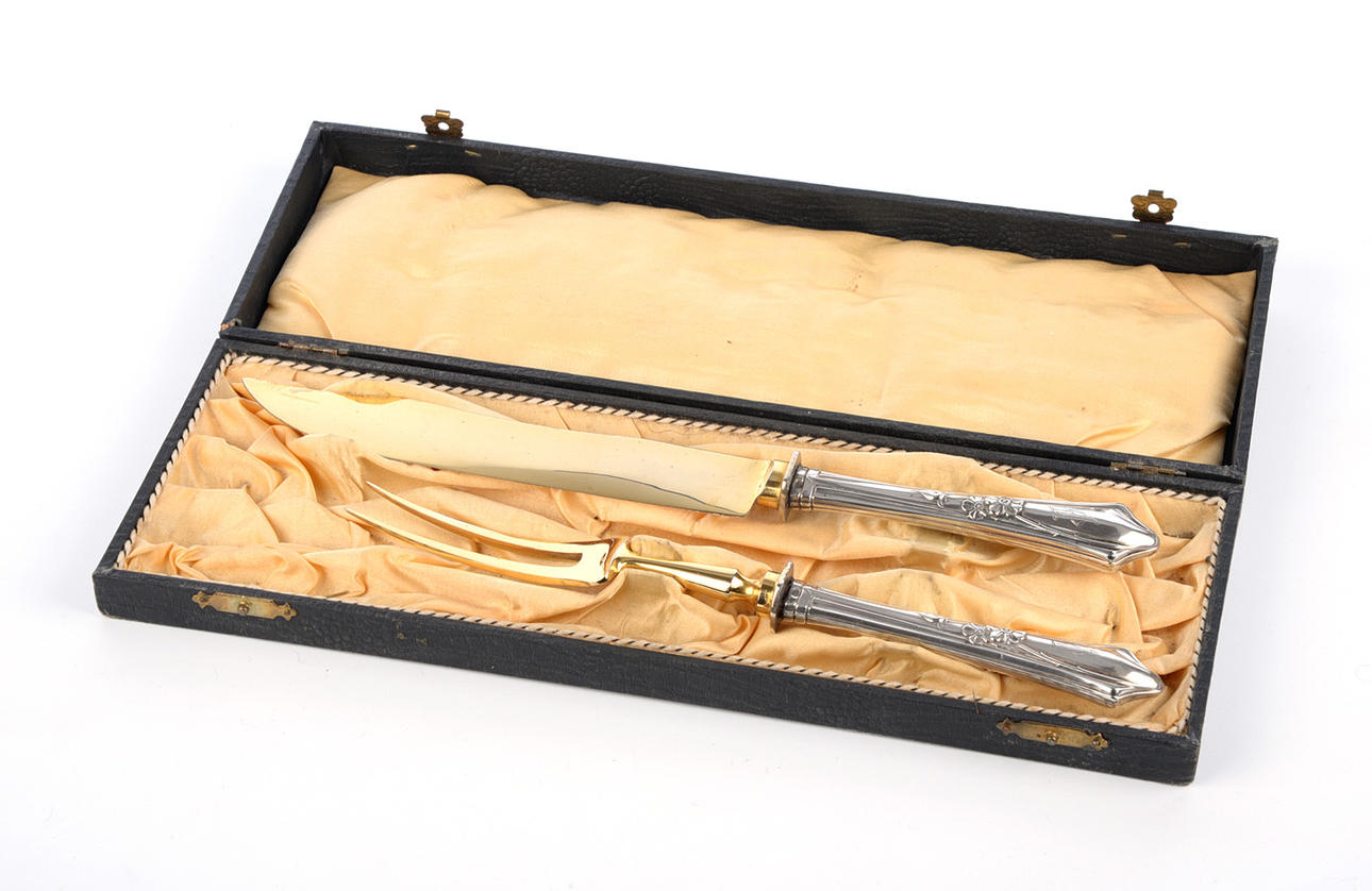 TRANCHIERBESTECK. Handtag med silverbeläggning, här plastblomma. Guldpläterade pinnar & blad.