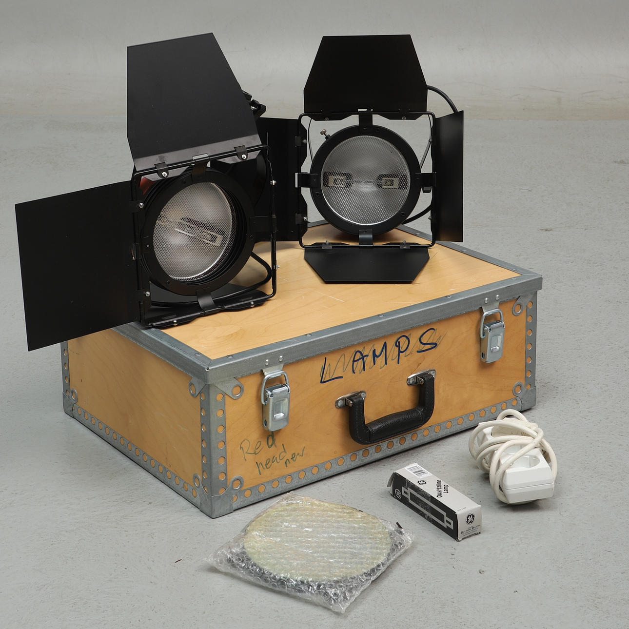 STUDIO BLIXTLJUSSATS, ett par, Somit Profession Red Light 800W.