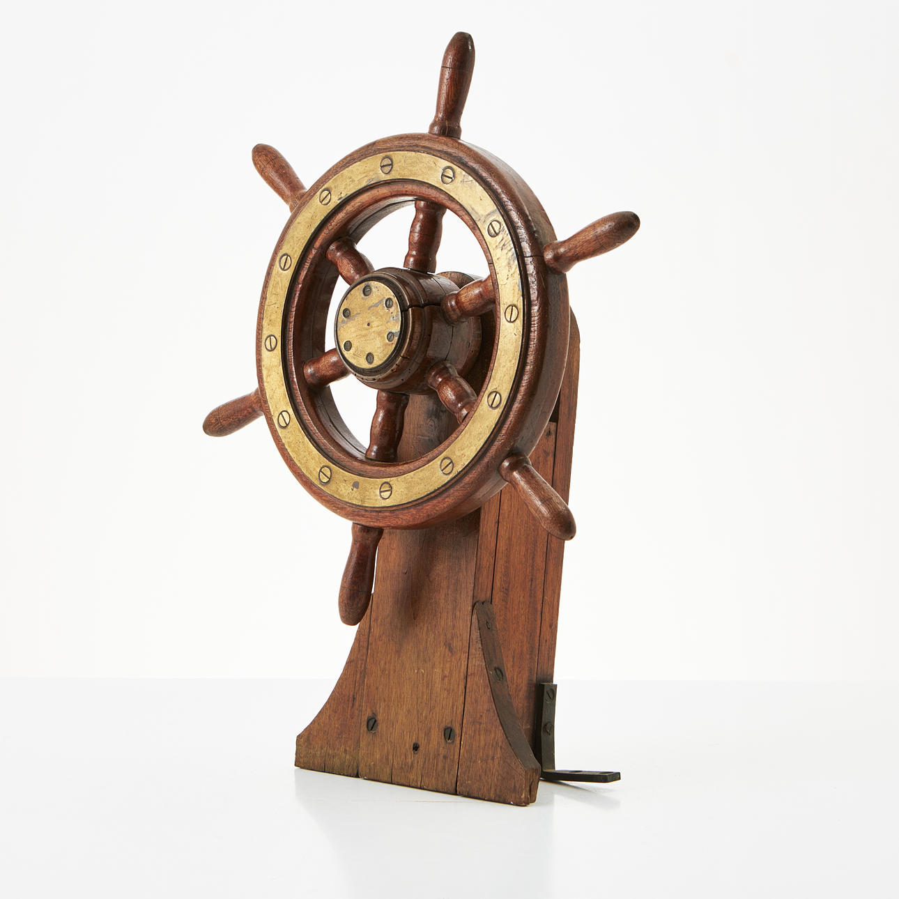 LAIVANOHJAUSPYÖRÄ, mahonki, telineeseen asennettu, messinkiyksityiskohdat.