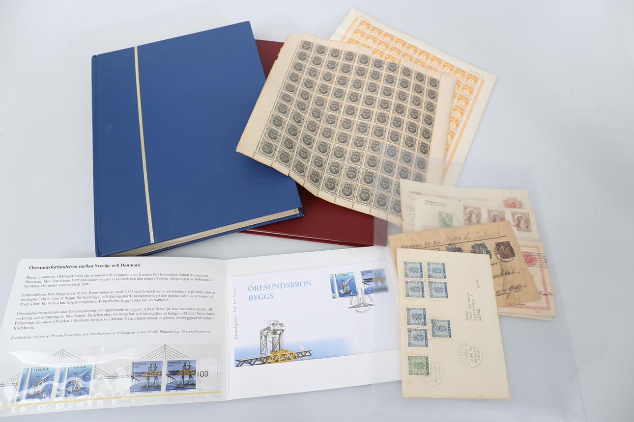 FRIMÄRKEN, 2 album, 2 hela ark samt brev, 1900-tal.