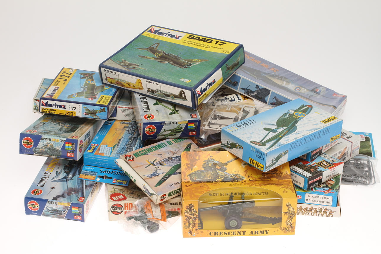 PLASTBYGGSATSER cirka 20 stycken mest flygplan, kanoner med mera, Delvis originalkartonger.