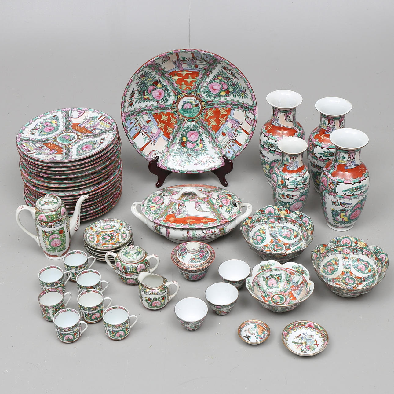 SERVISPORSLIN, 46 delar samt VASER, 4 st, Kina, 1900-tal.