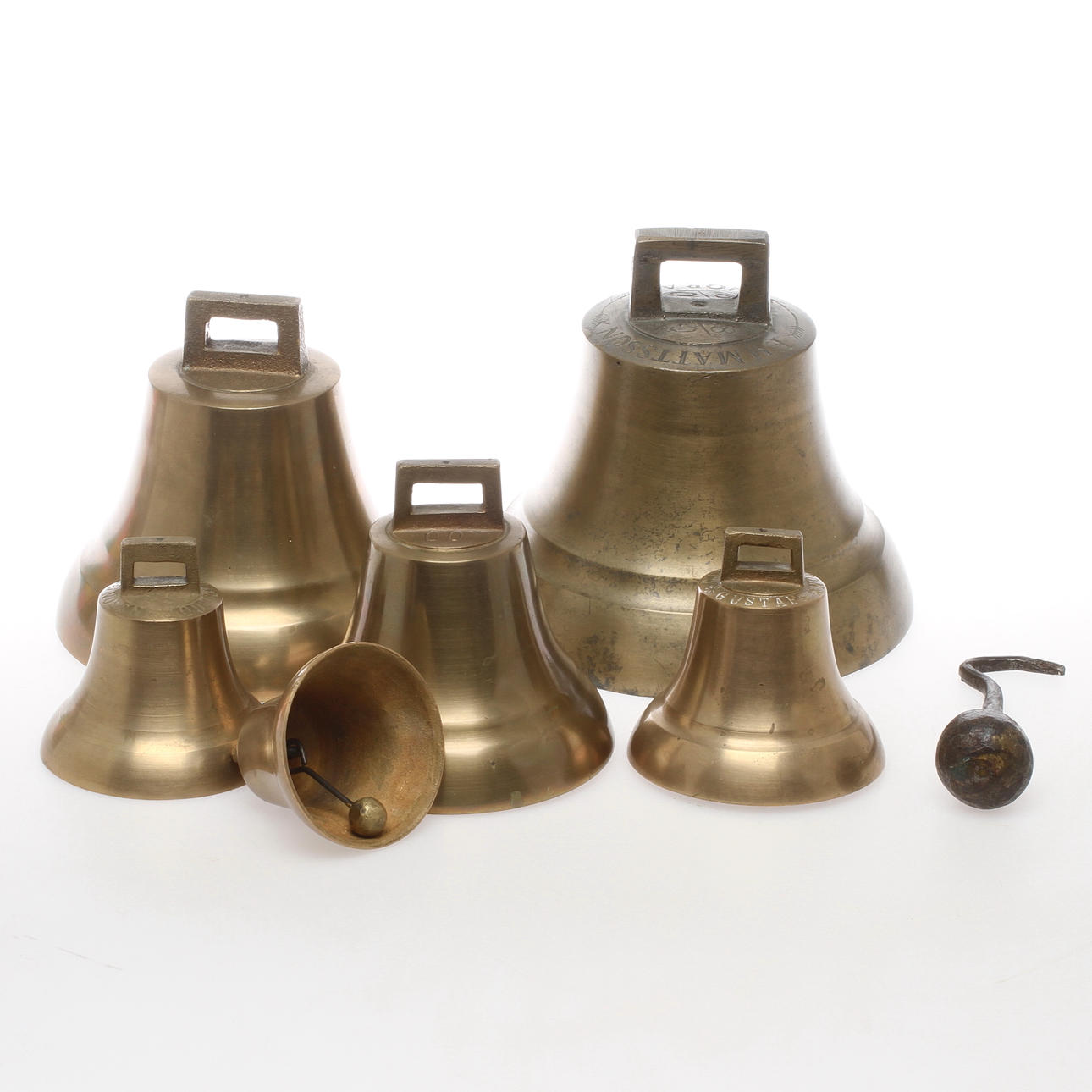 KLOCKOR, 6 st, mässing, varav en FM Mattsson, Mora.