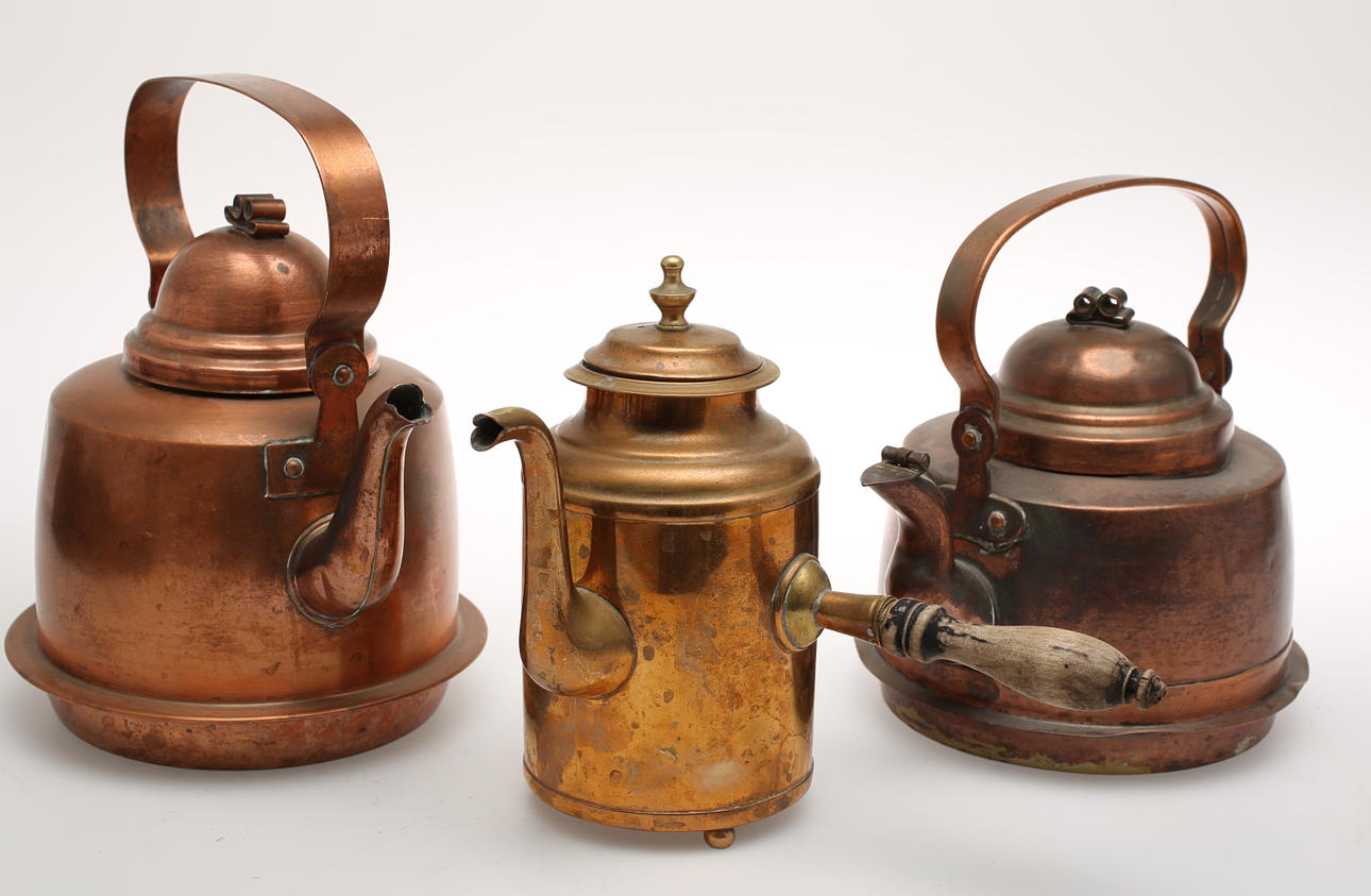 KAFFEKANNOR, 3 stycken. Koppar och mässing.