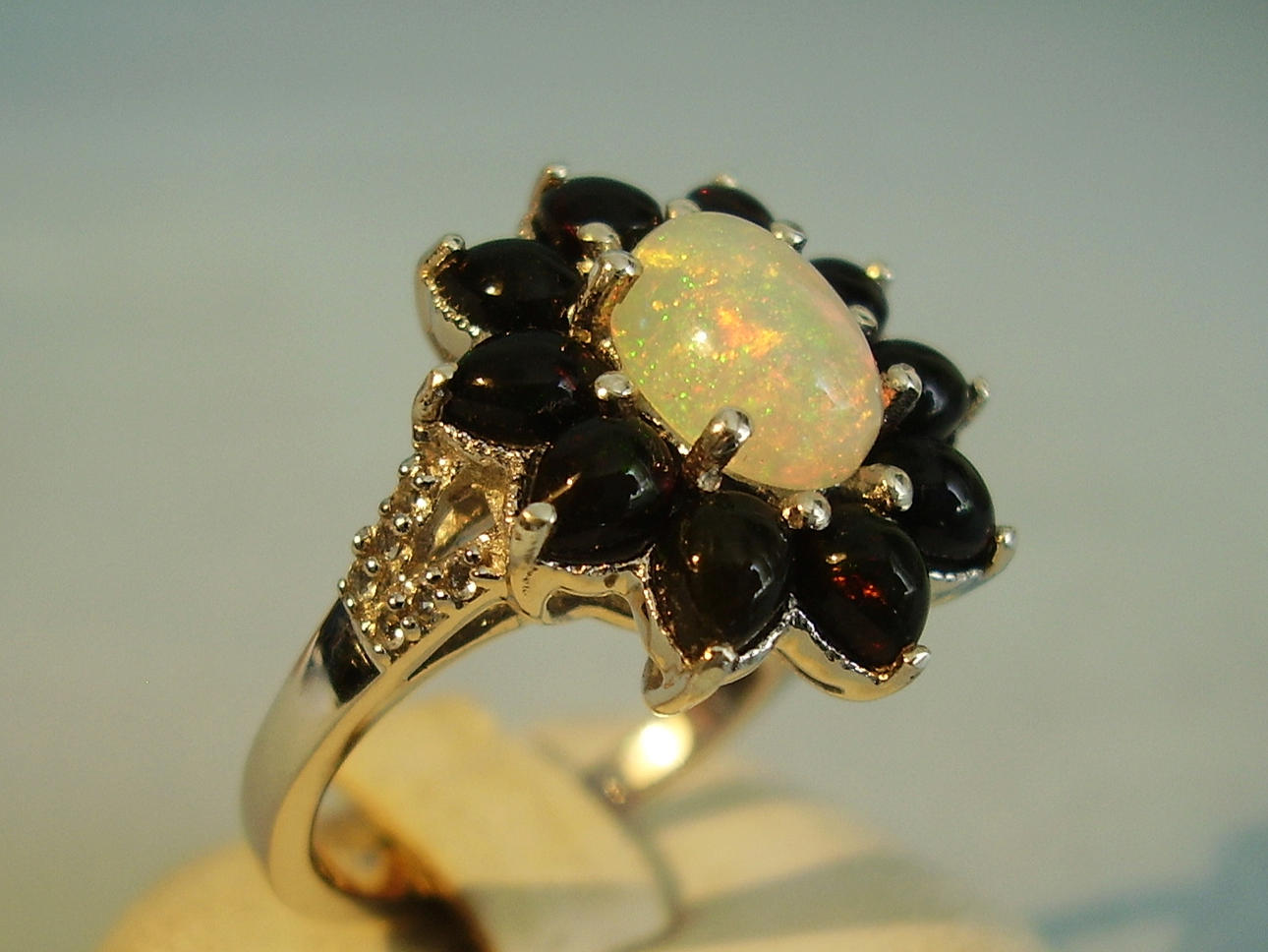 FULL OPAL RING I LJUST OCH MÖRKT OPALSILVER 925.