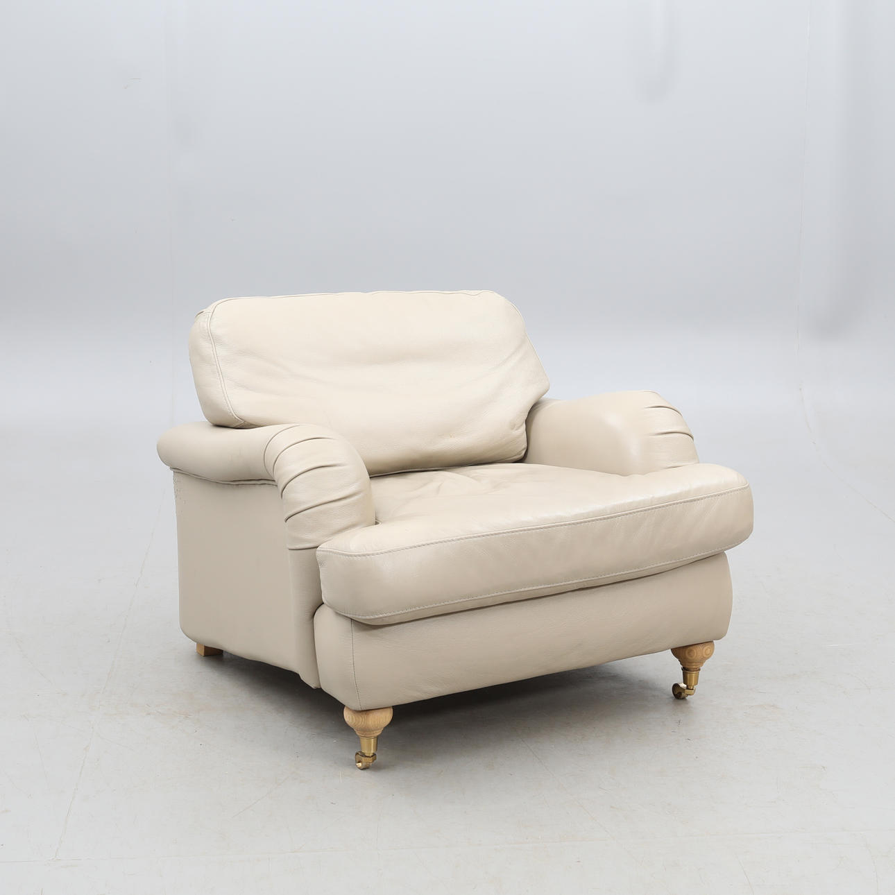 Un sillón, modelo Howard, de piel.