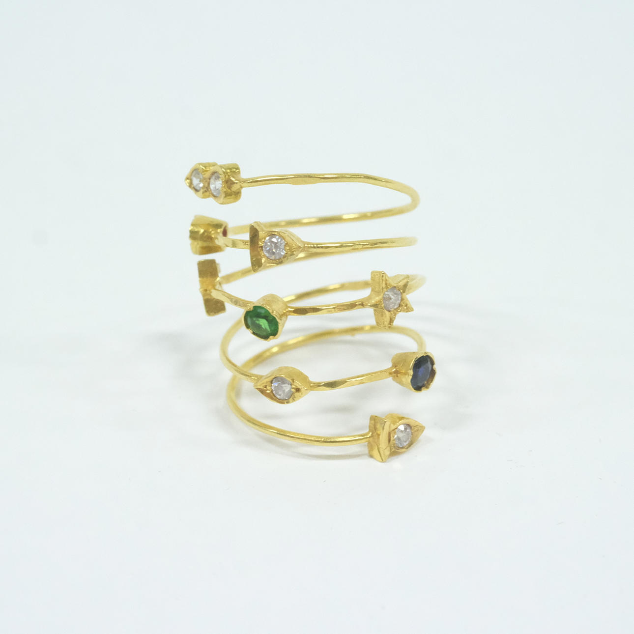 RING MED STENAR 21K GULD.