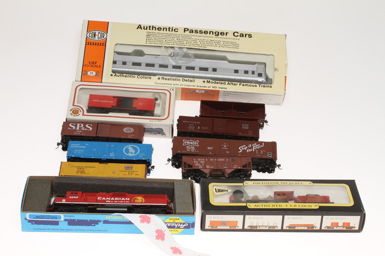 MODELLTÅG två amerikanska lok och 9 vagnar. Delvis originalkartonger.