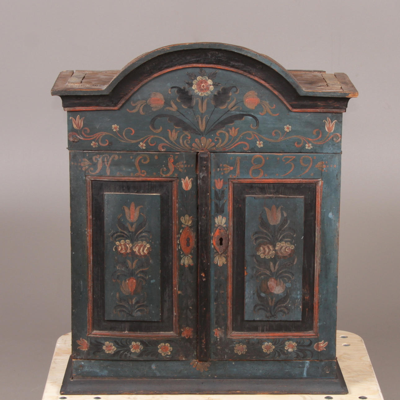 VÄGGSKÅP, allmoge, 1800-tal.