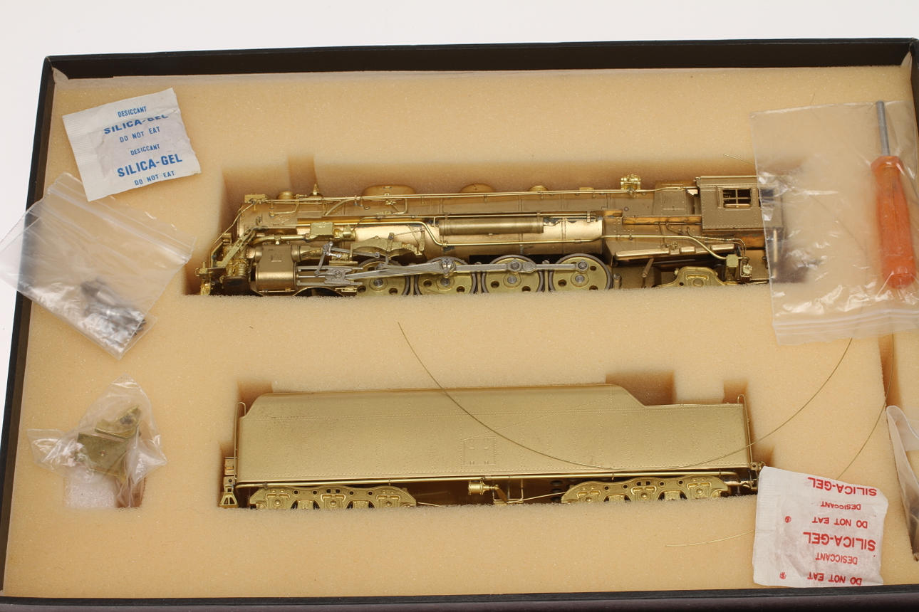 MODELLLOK mässingsmodell ånglok med tender 4-8-2 Mohawk. Samhongsa Korea. Originalkartong.