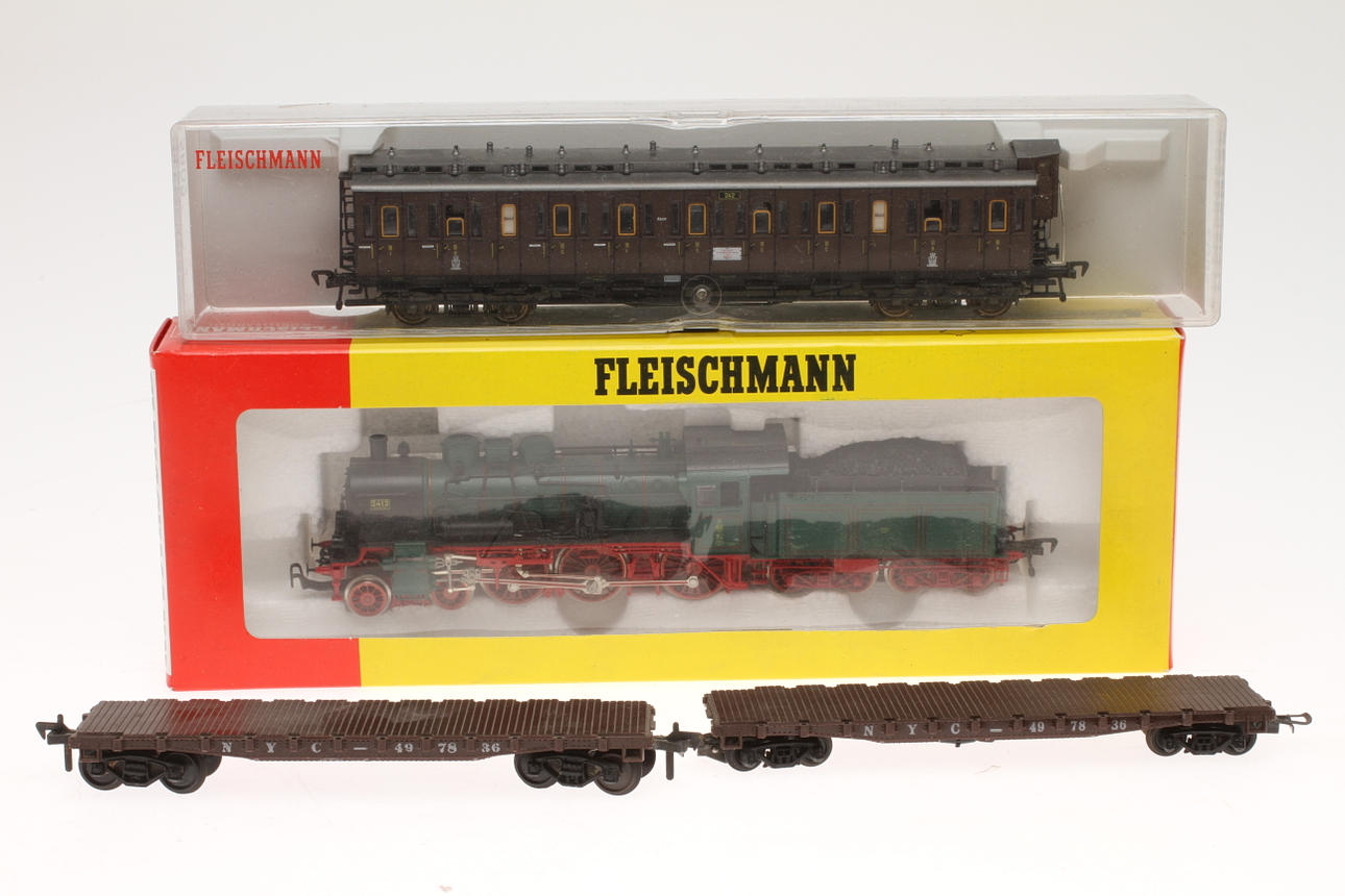 MODELLTÅG FLEISCHMANN lok 4800 P8 och vagn 5802 i originalkartong. Tillkommer 2 flakvagnar.