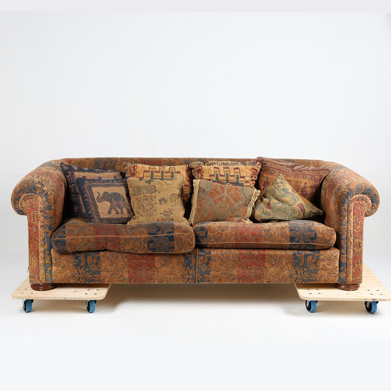 CHESTERFIELD-SOFA I LANDLIG STIL.