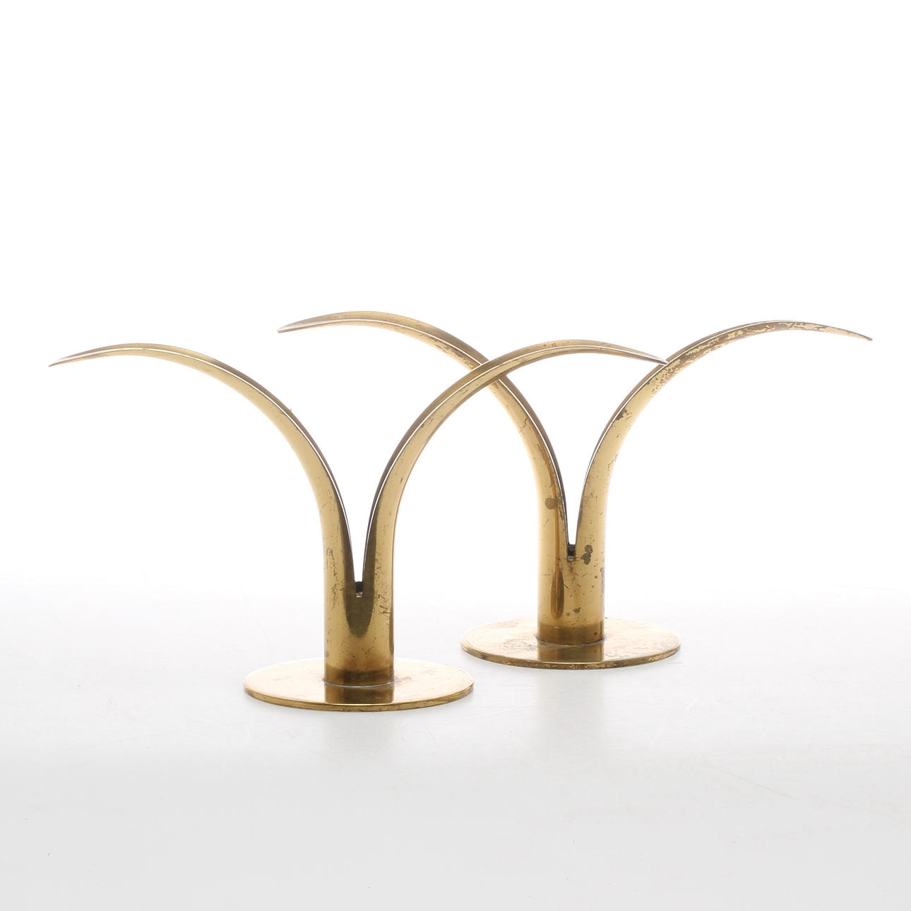 LJUSSTAKAR, ett par, mässing, "Liljan", Ivar Ålenius Björk för Ystad-Metall, 1900-tal.