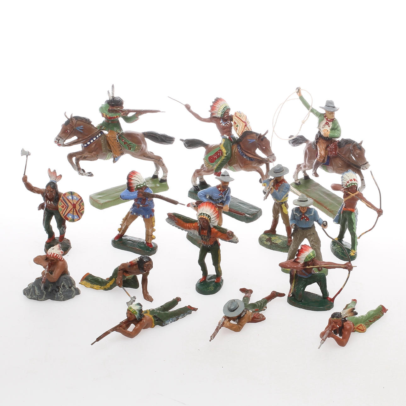 ELASTOLIN WESTERNFIGURER i massa . 3 ryttare till häst och 13 till fots.