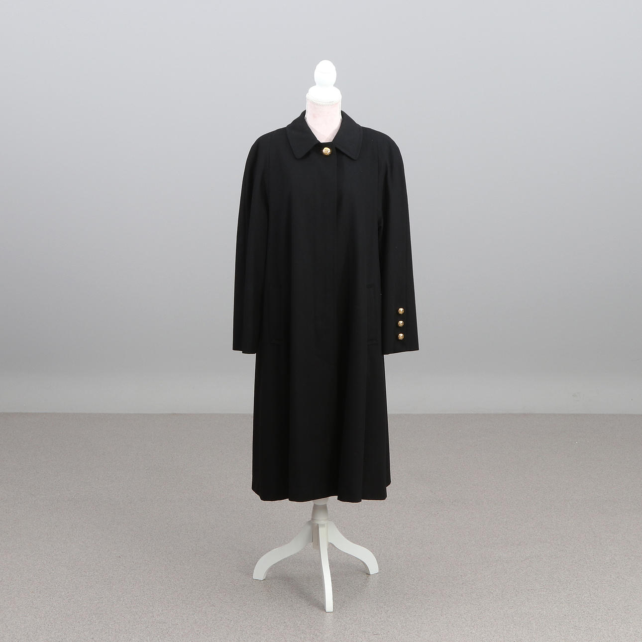 BURBERRY, KAPPA. Svart ull.