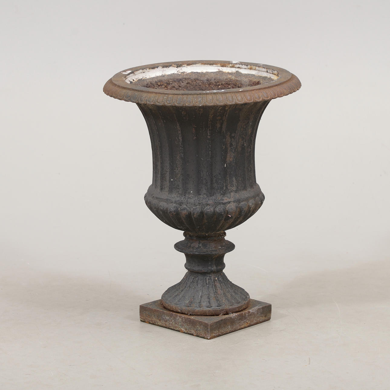 TRÄDGÅRDSURNA, Gjutjärn, 1900-tal.