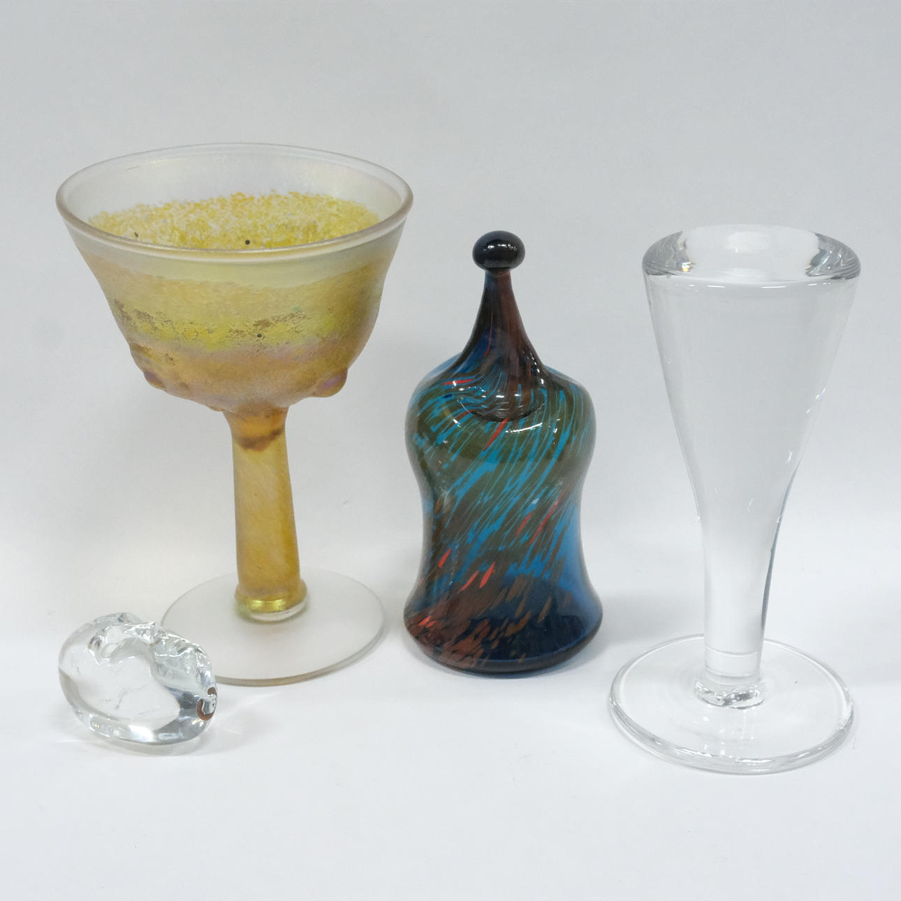 CUATRO OBJETOS DE ARTE EN VIDRIO.