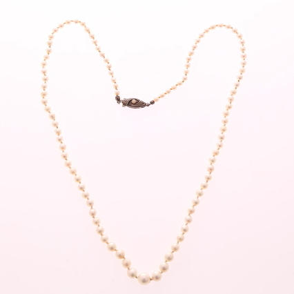 COLLIER / PÄRLHALSBAND, odlade pärlor, silverlås - 830.