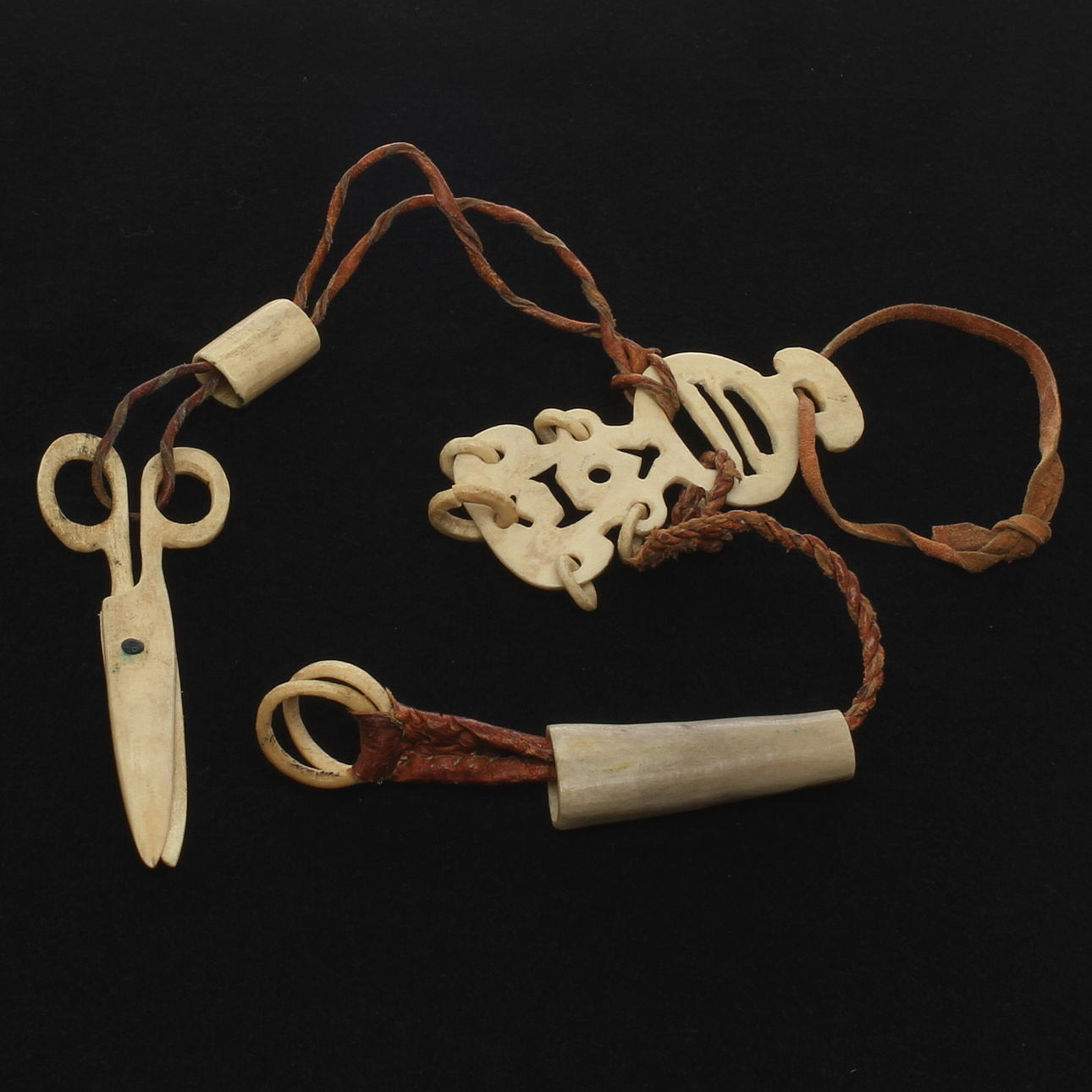 NÅLHUS/BÄLTESGEHÄNG, samiskt arbete, renhon/ben samt skinn osignerad och odaterad, 1900-tal.