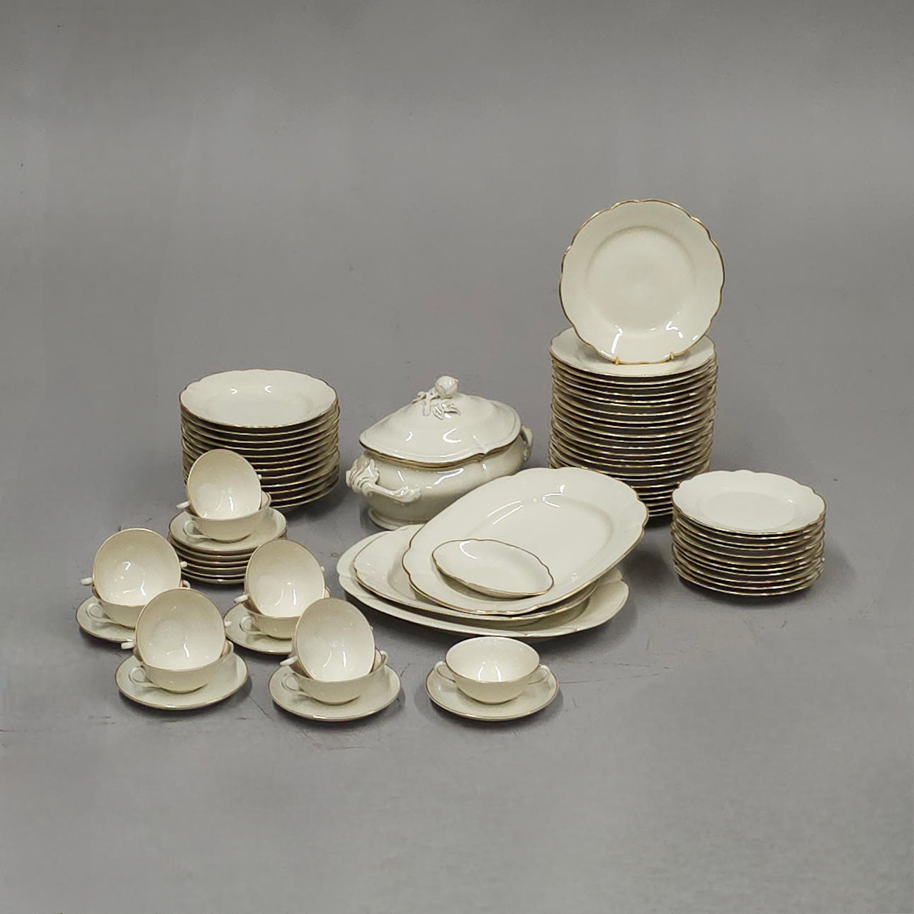 VAJILLA BIDASOA CON FILO DORADO.