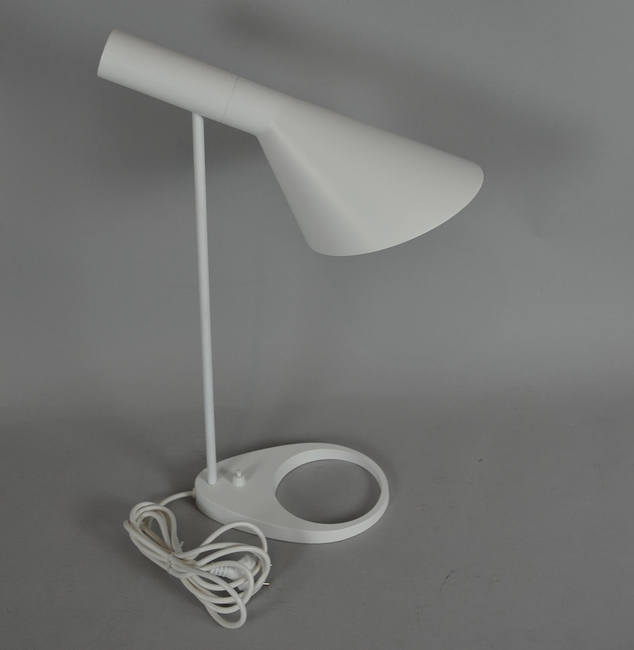 ARNE JACOBSEN. AJ BORDSLAMPA.