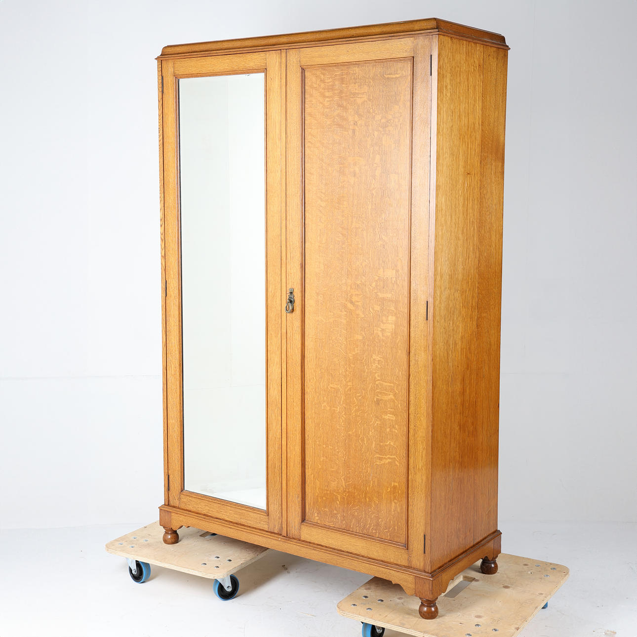 RALPH JOHNSONIA. VAALEA TAMMI VAATEKAAPPI.