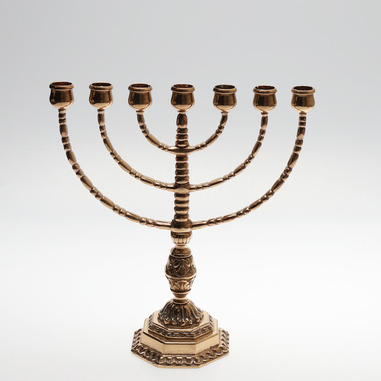 En syv-armet lysestage, malm.