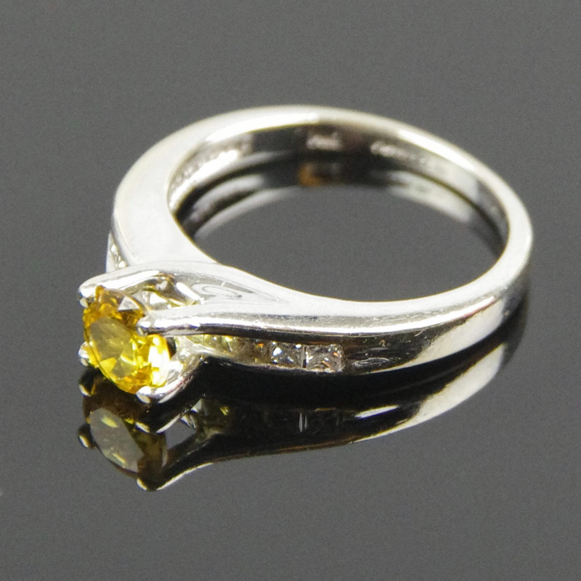 RING, 14K vitguld med gul safir och diamanter.