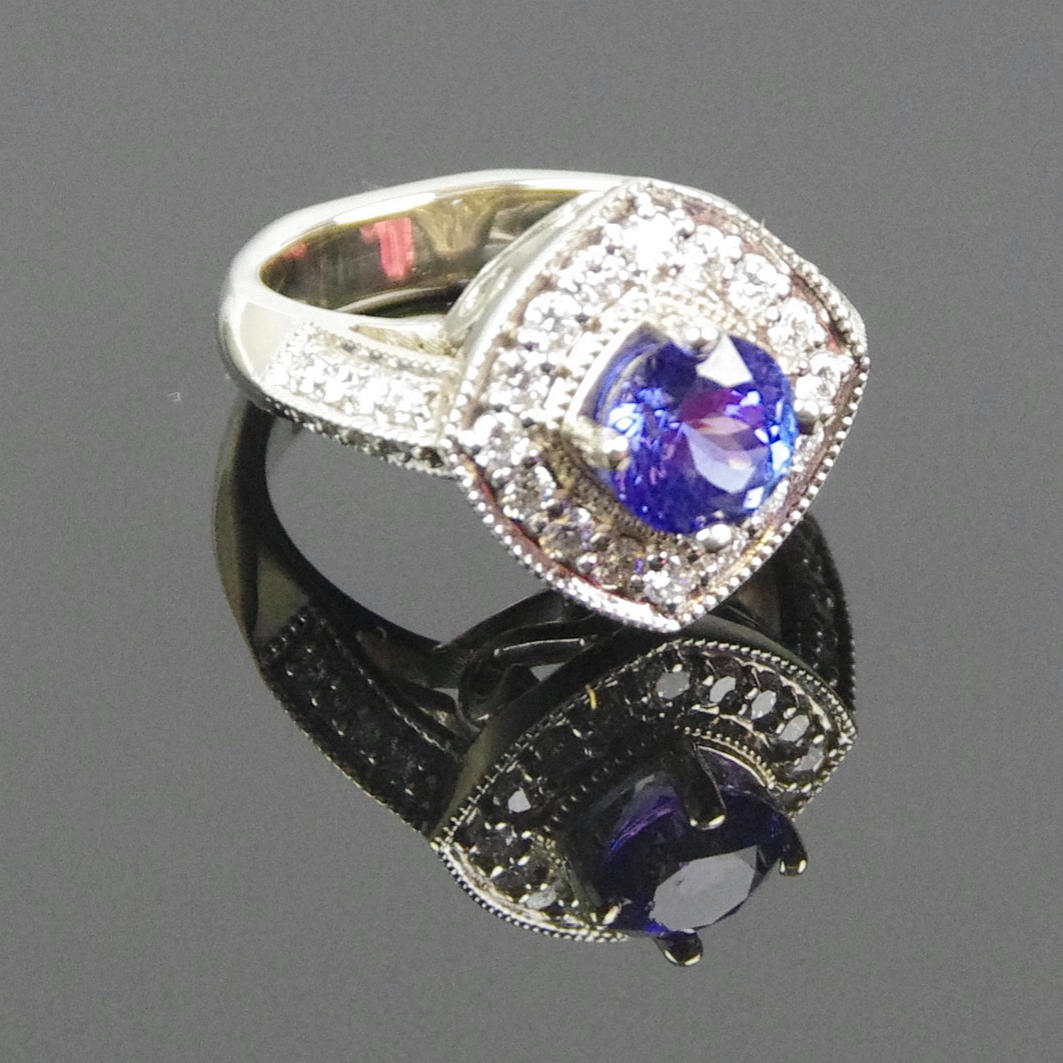 RING, 14K vitguld med tanzanit 1,33 ct och diamanter 0,6 ct.