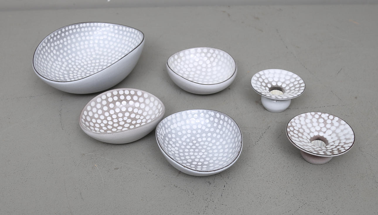 SKÅLAR, 4 st samt LJUSSTAKAR, ett par, keramik, "Västkust", 1950-56, Ingrid Atterberg, Upsala-Ekeby.