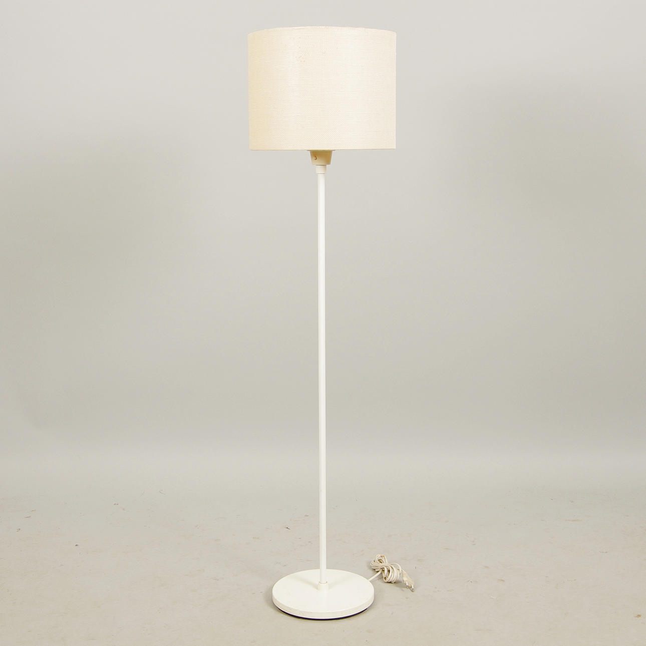 GOLVLAMPA, vit plast, Fagerhults, 1900-talets senare hälft.