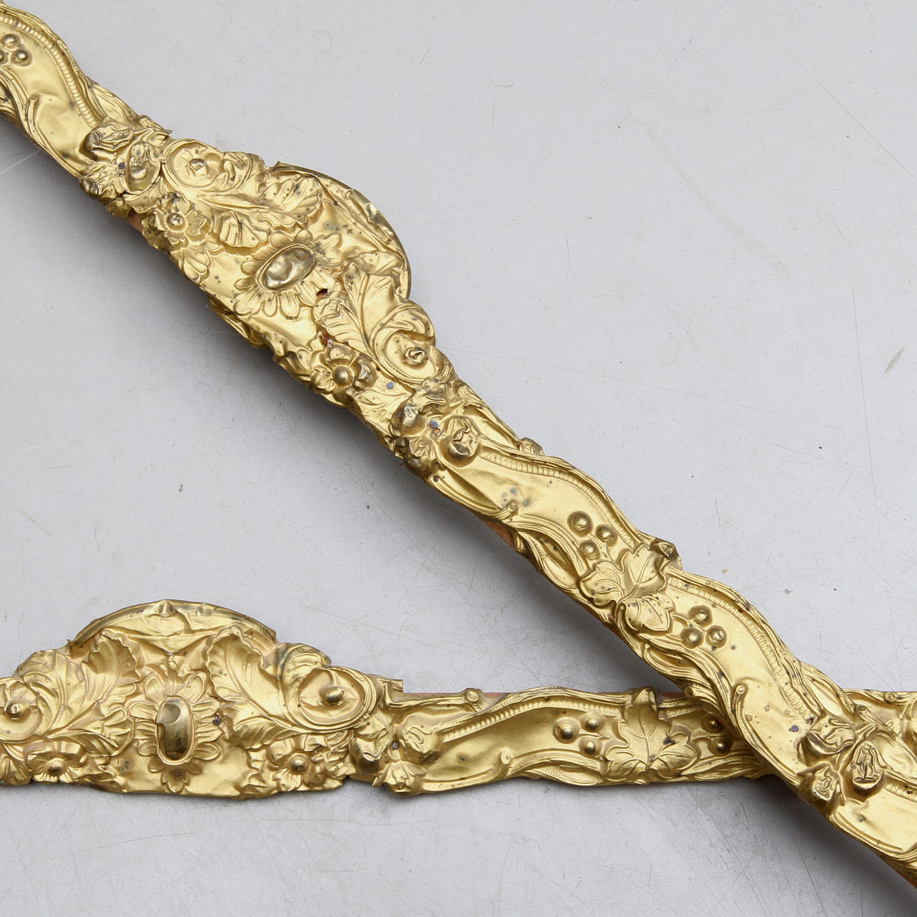 KORNISCHER 1 par, metall i relief monterat på trä, tidigt 1900-tal.