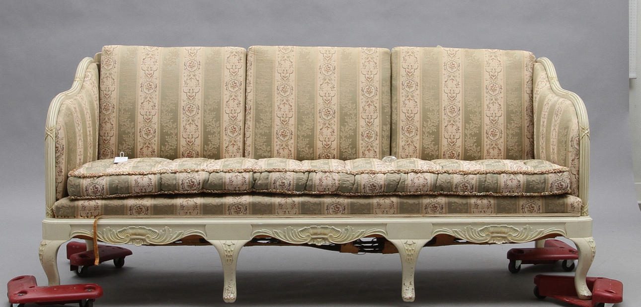 TRÅGSOFFA. Rokokostil, vitmålad.