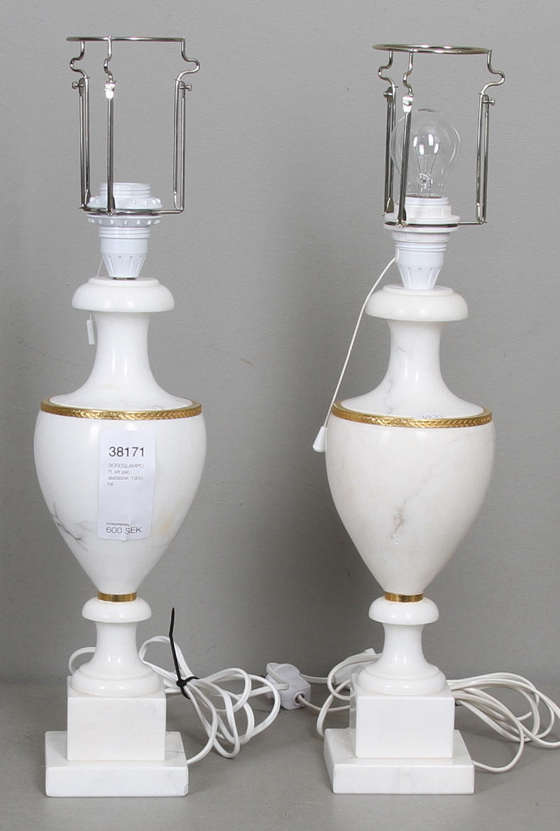 BORDSLAMPOR, ett par, alabaster, 1900-tal.