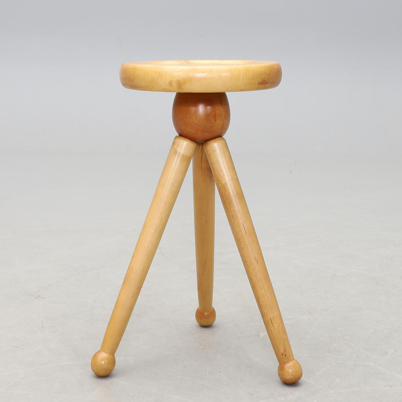 Taburete de abedul del siglo XX.