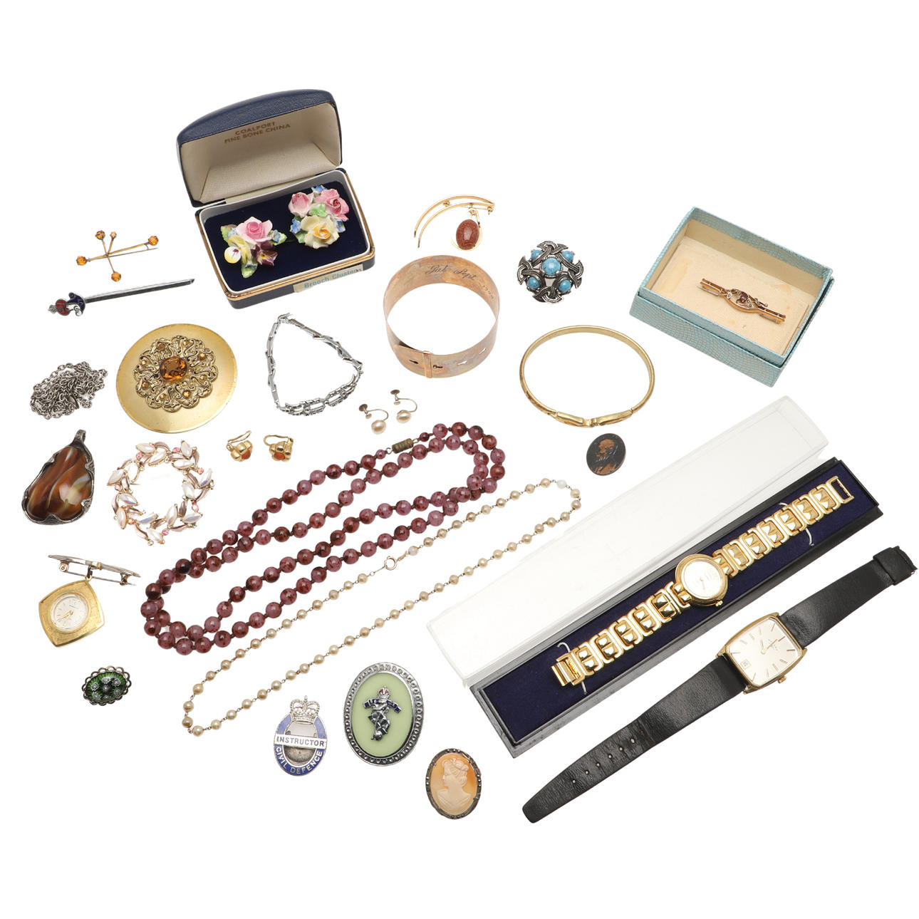 EN EDWARDIANSK 9KT GULD BROCHE OG ANDRE GENSTANDE.