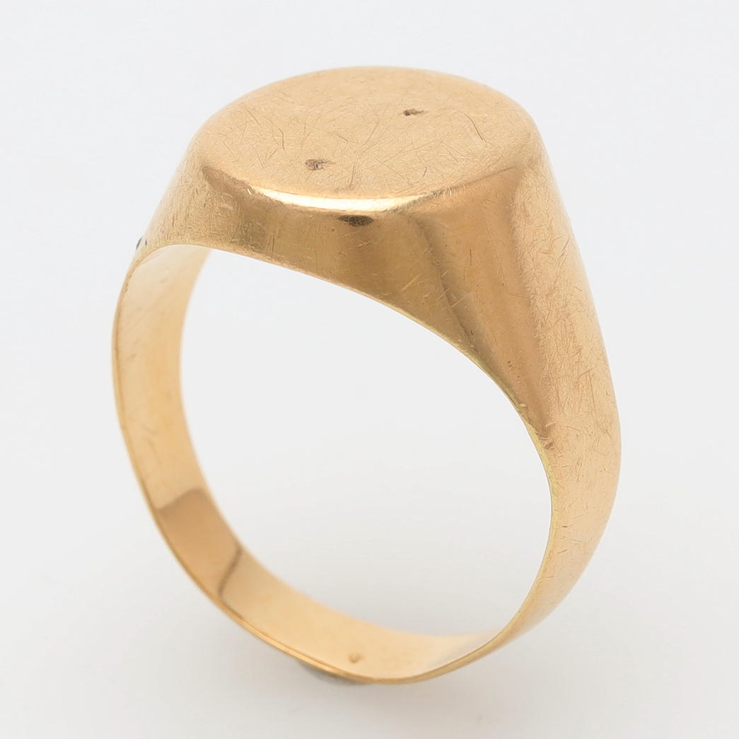 A SIGNET RING, 18K gold. 4.9 grams.