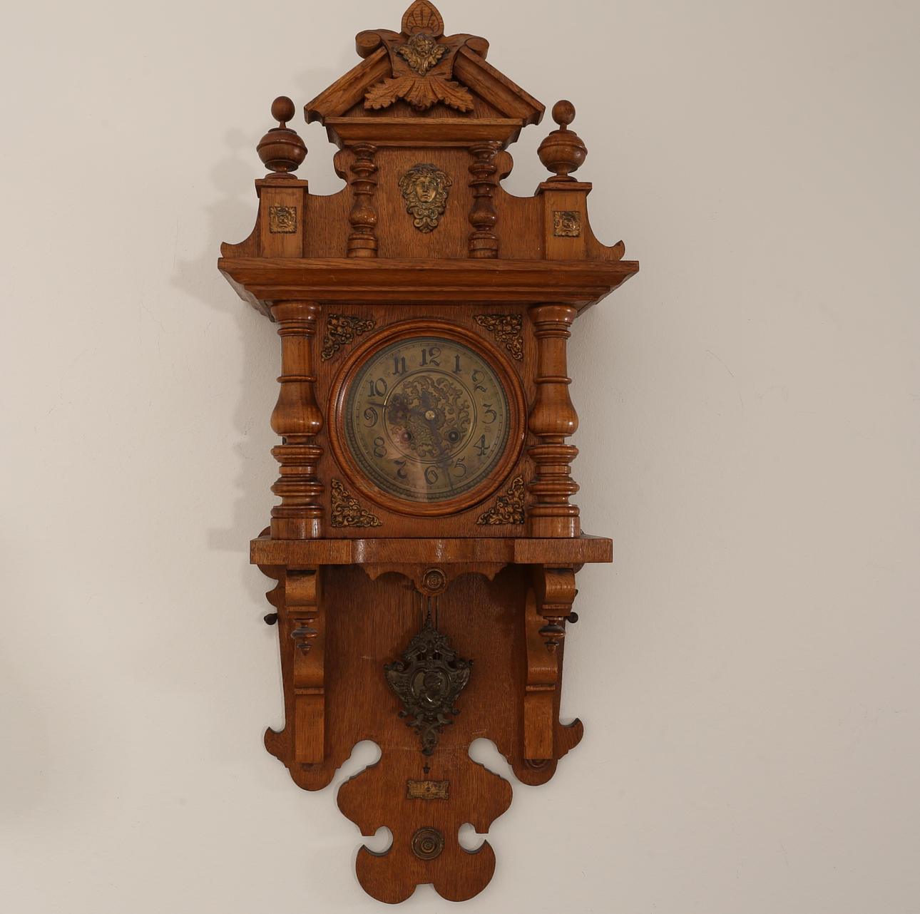 VÄGGPENDYL, nyrenässans, 1900-talets första hälft.