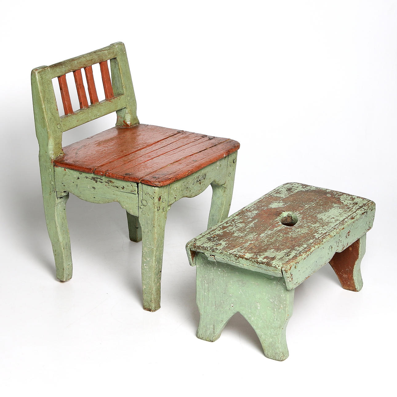 BARNSTOL och PALL, 2 st, bemålad fur, rokoko, 1700/18-tal.