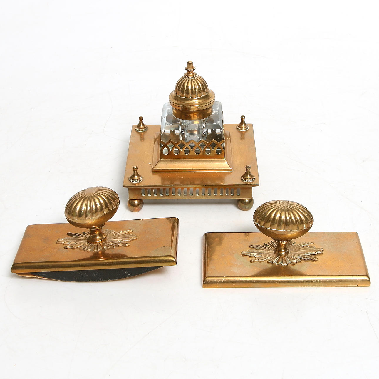SKRIVBORDSUPPSATS, 3 delar, mässing, GUSUM, 1900-talets första hälft.