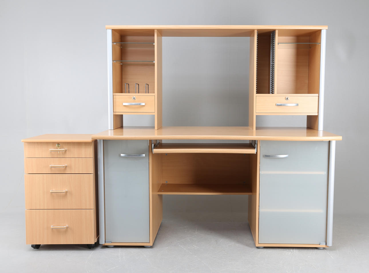 SKRIVBORD m m, Tvilium-Scanbirk A/S, Faarvang, Danmark 19/2000-tal.