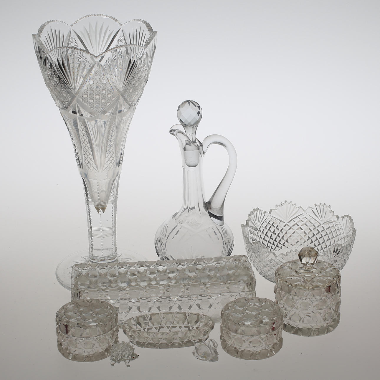 TOALETTSERVIS, 5 delar m. fl. slipade föremål, glas/kristall.