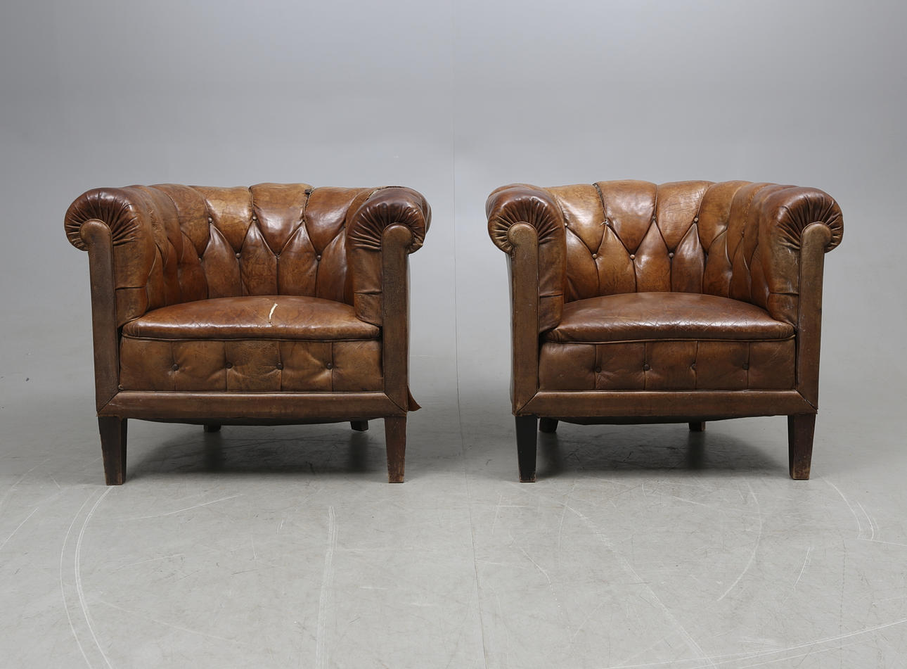 CLUBFÅTÖLJER, ett par, Chesterfieldmodell, 1930-tal.