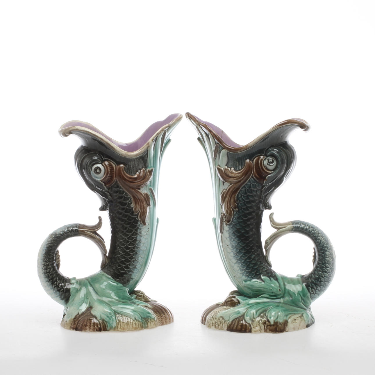 VASER, 1 par, i form av fiskar, majolika, omkring 1900.