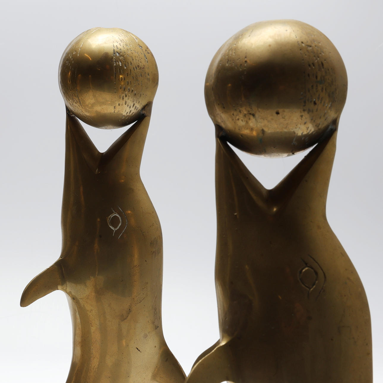 SOFABORDBEN. 1 par, delfiner, messing, 1970'erne.