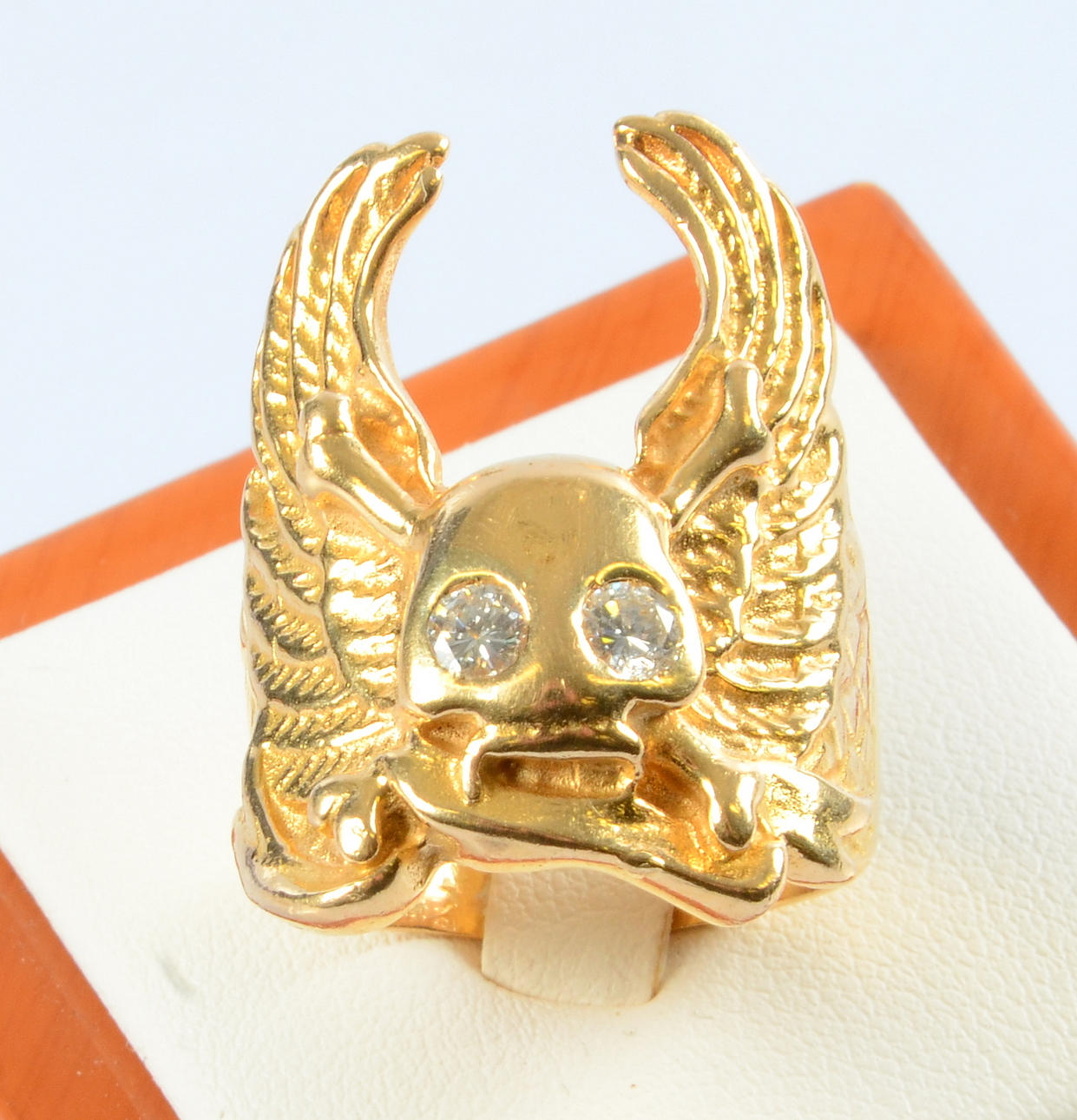 DÖDSKALLERING MED DIAMANTER, 18K.