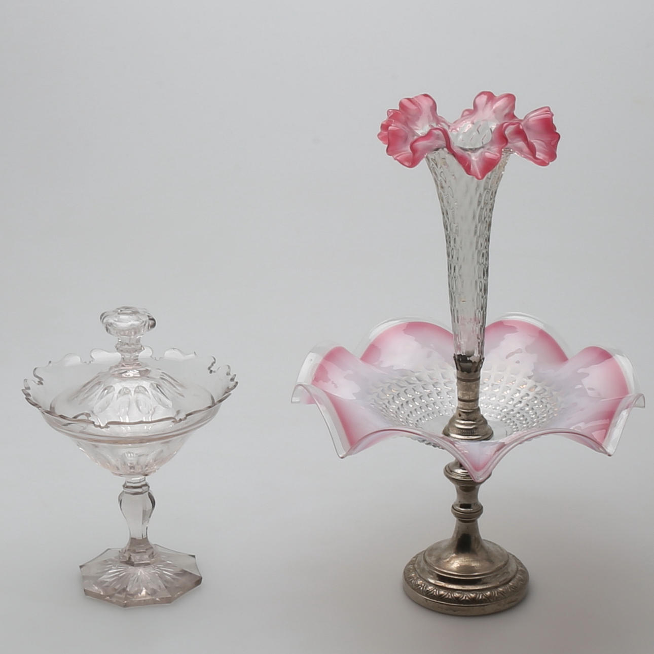 KONFEKTSKÅL OCH BORDSUPPSATS, 2 st, glas, omkring 1900.