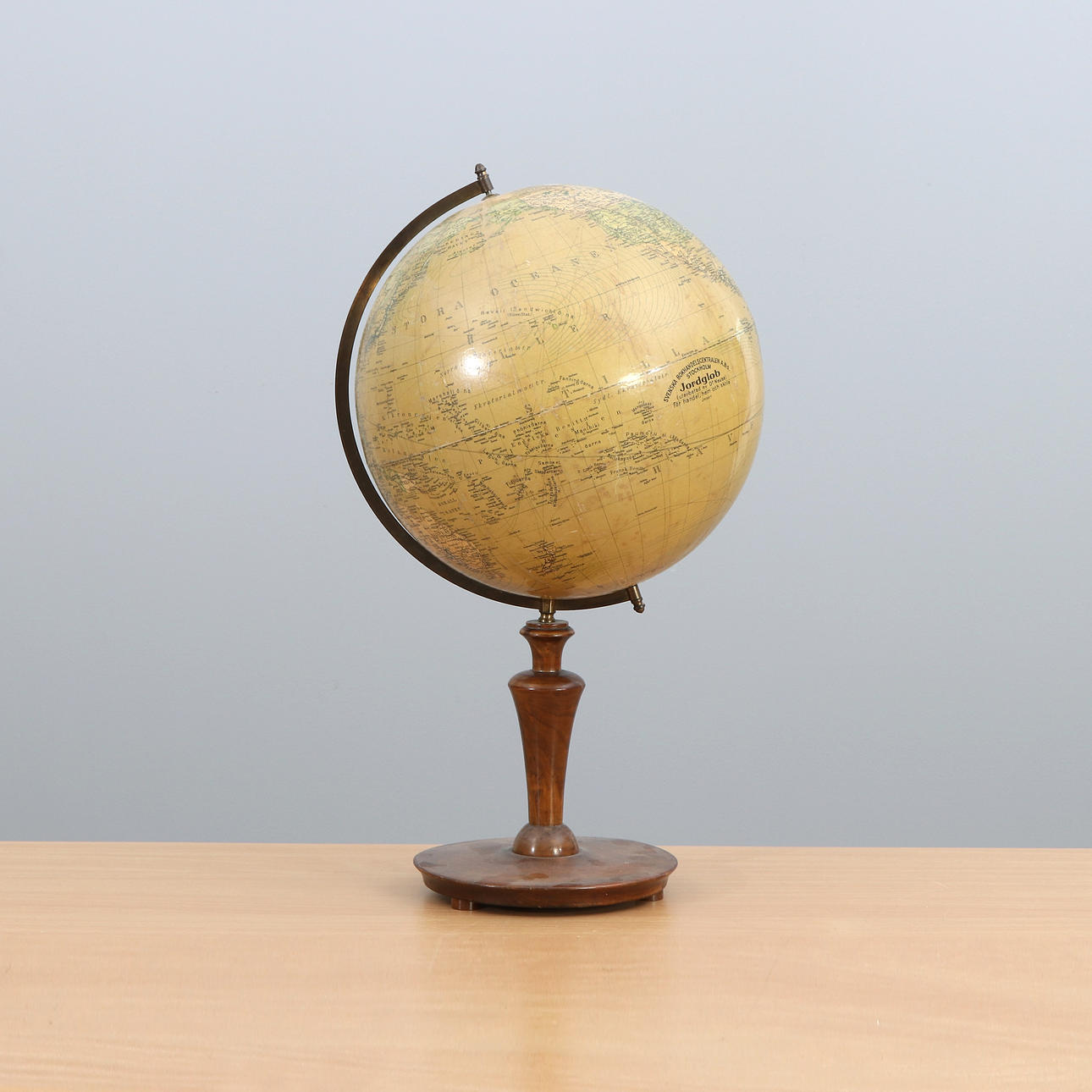 JORDGLOB. PÅ träfot. 1920-tal.