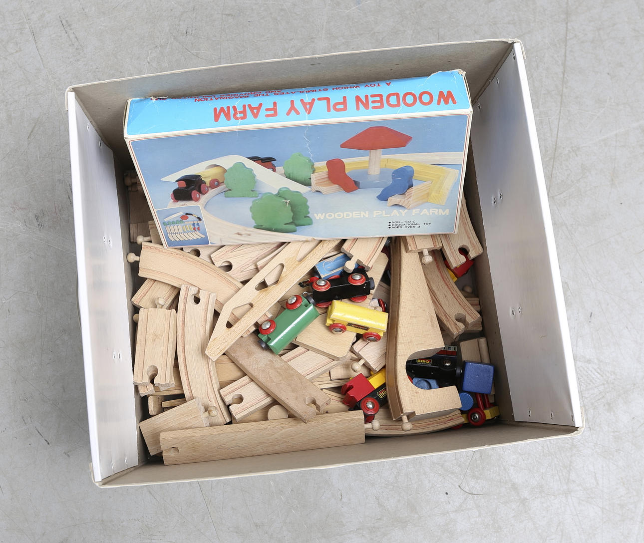 TÅGBANEDELAR, trä, mestadels Brio.