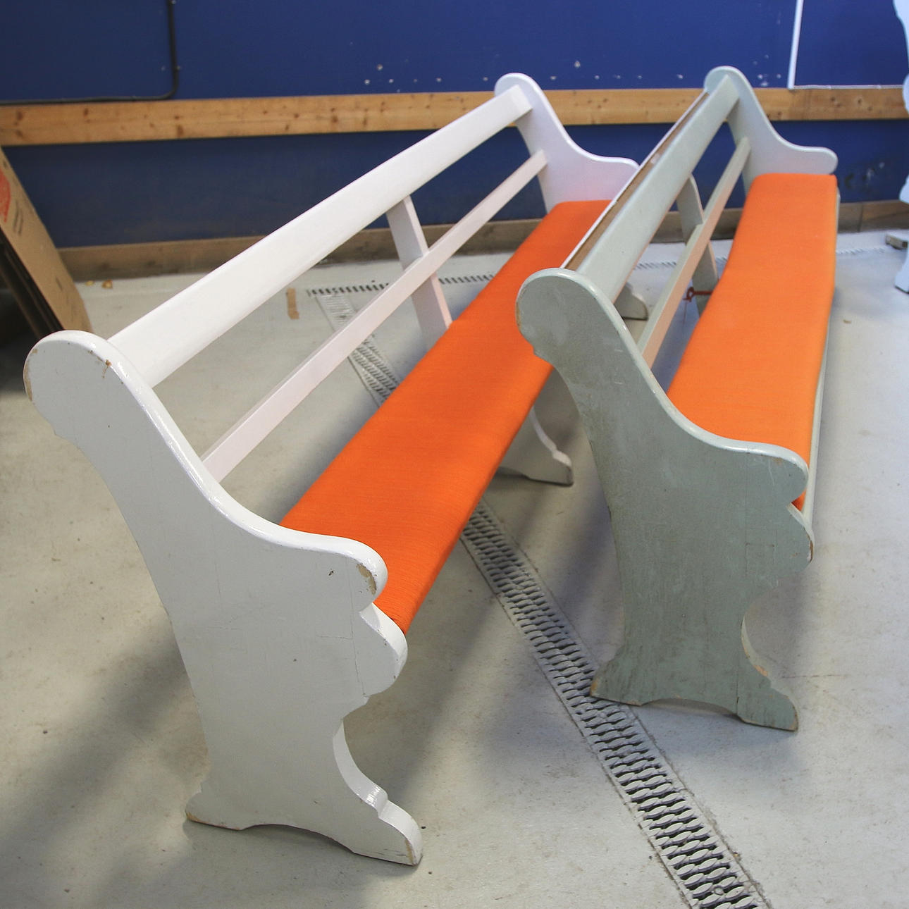 KYRKBÄNKAR, 2 st, 1900-talets första hälft.